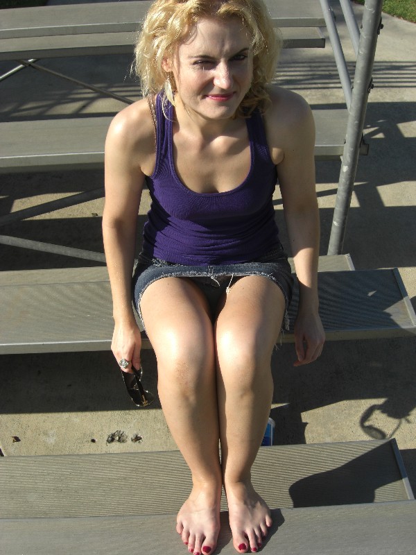 barefoot white girls - barefootwhitegirls.com